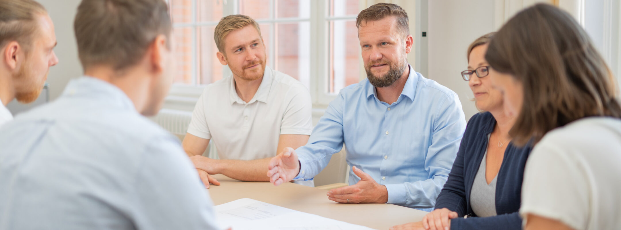 Teambesprechung in den Büroräumen von aedvice